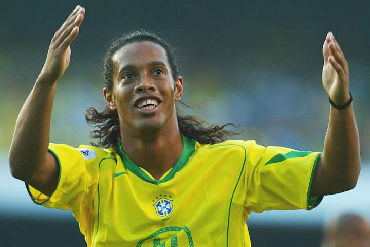 Ronaldinho célèbre un but en 2004.