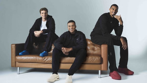 Léon Marchand en pleine performance lors des Championnats du Monde à Singapour