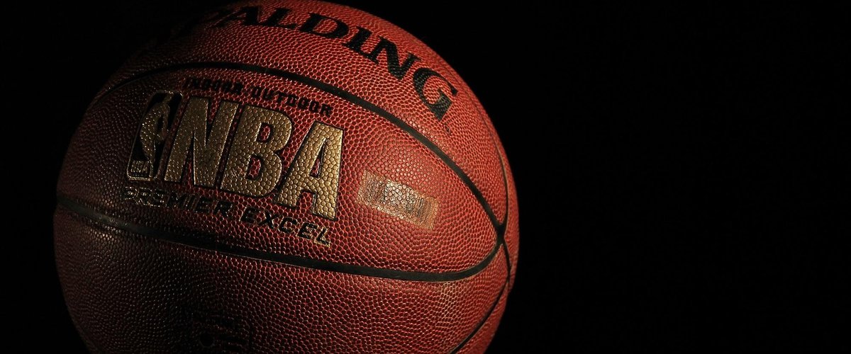 Magic Johnson en escale dans l'Hérault : une ancienne gloire du basketball en Occitanie