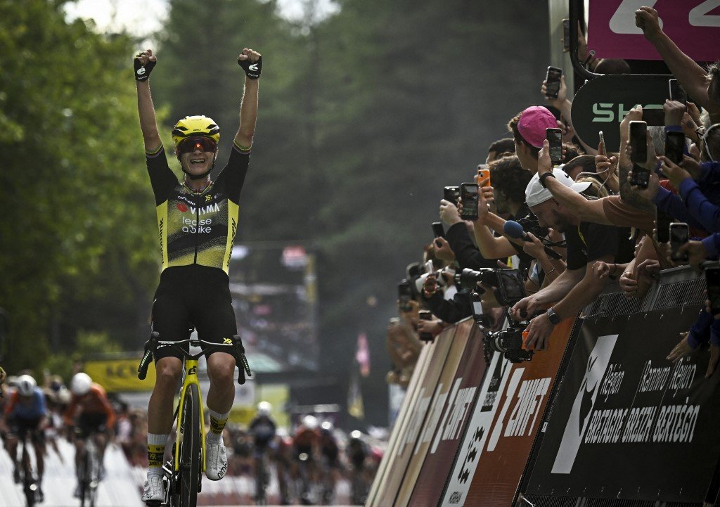 Marianne Vos remporte le premier maillot jaune du Tour féminin 2025