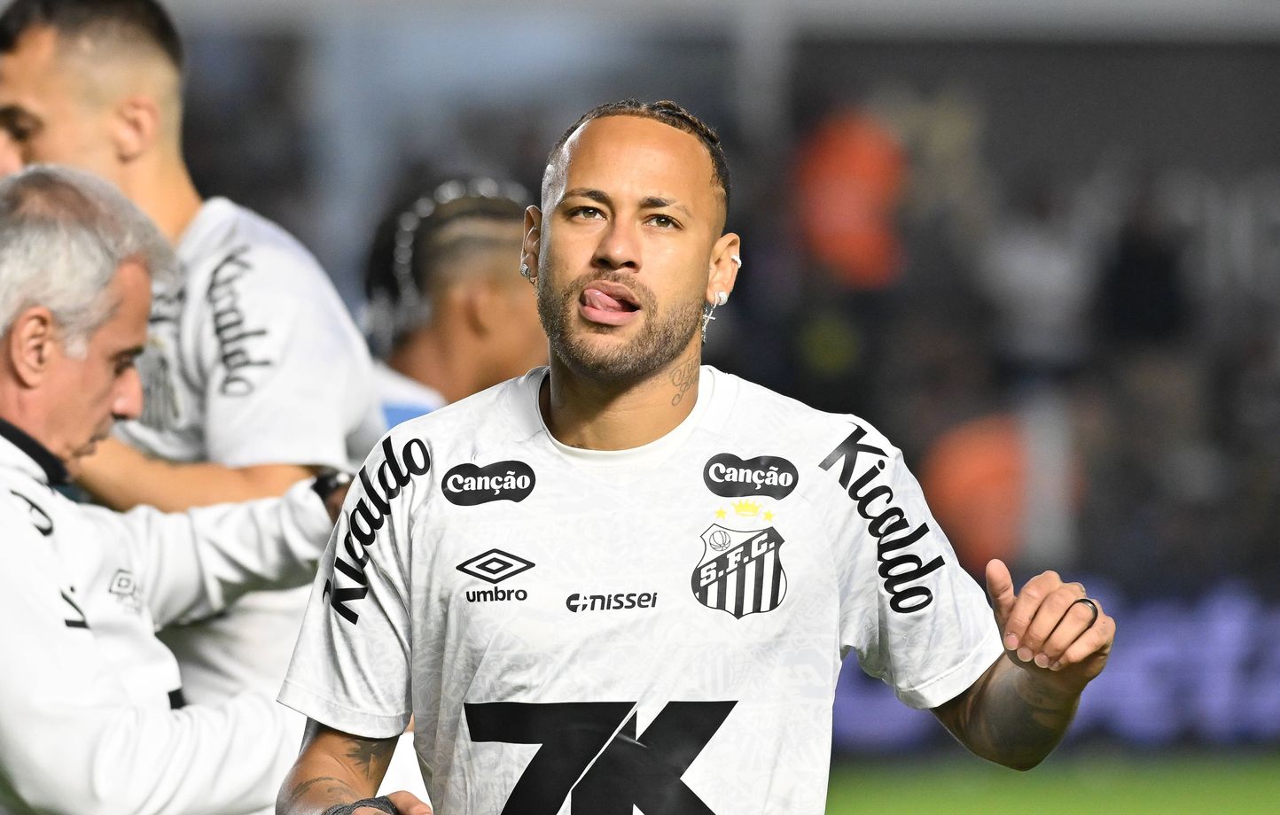 Neymar en difficulté avec Santos : incident avec un supporter et match controversé