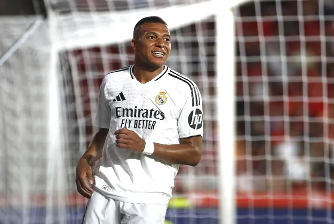 Saisie massive de 20 000 maillots de football contrefaits dans le Jura