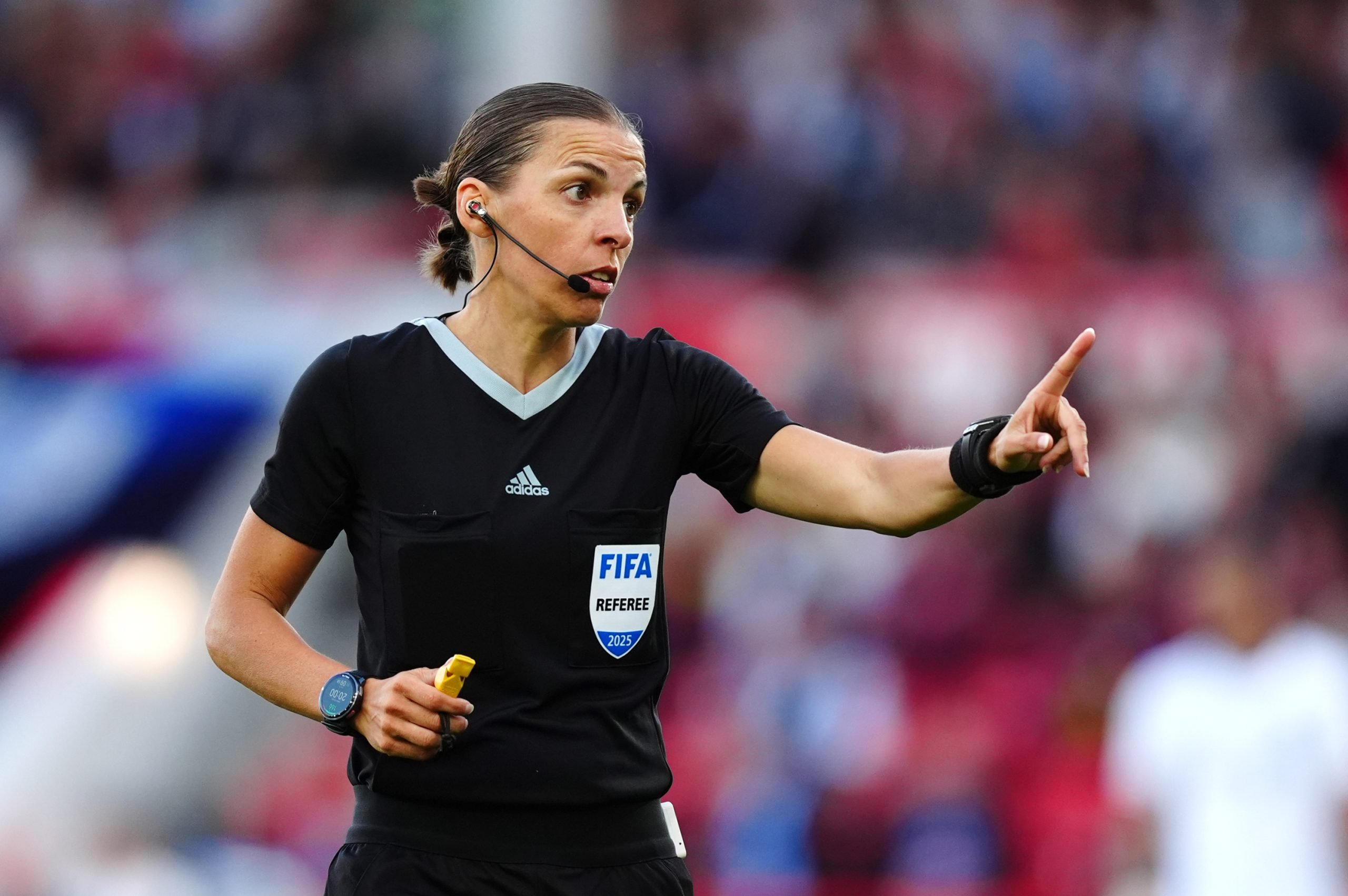 Stéphanie Frappart arbitre la finale de l'Euro féminin 2025