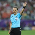 Stéphanie Frappart, pionnière de l'arbitrage lors de l'Euro 2025