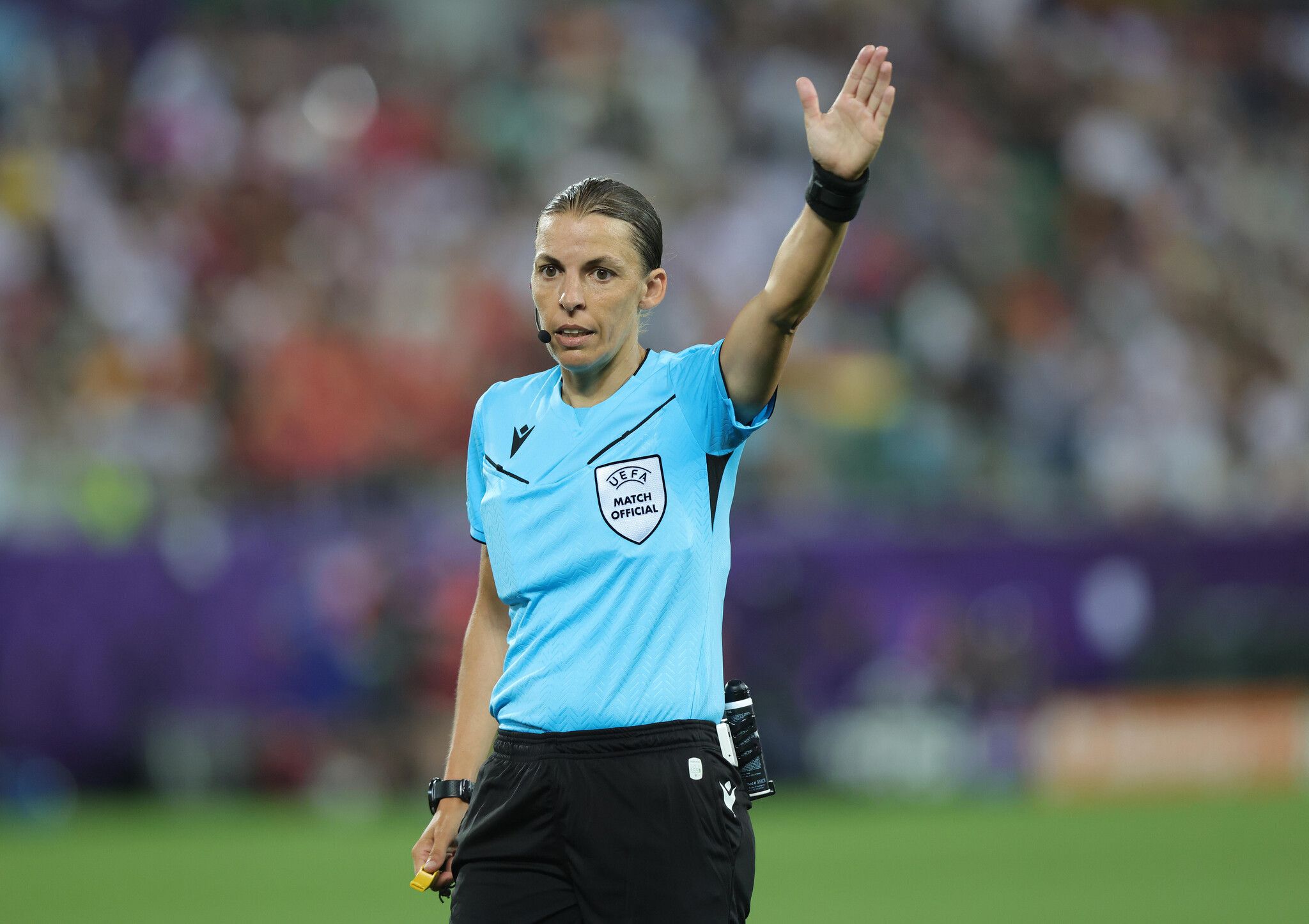Stéphanie Frappart, pionnière de l'arbitrage lors de l'Euro 2025
