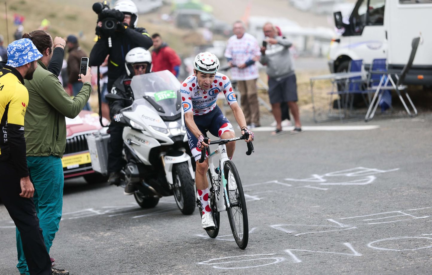 Tour de France 2025 : Sanctions pour Lenny Martinez après technique du « bidon collé »