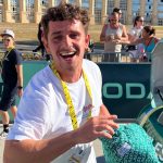 Tour de France : distribution de 90 000 bobs dans la caravane