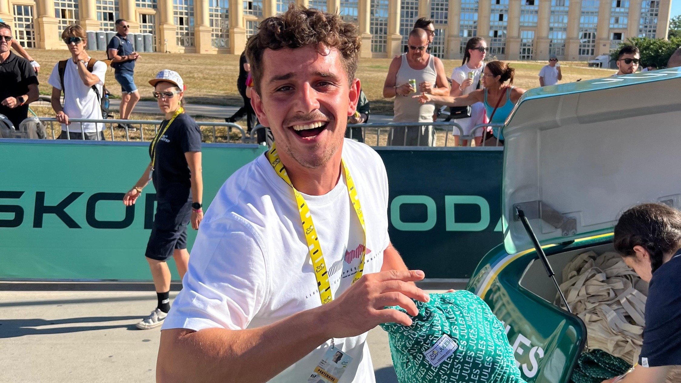 Tour de France : distribution de 90 000 bobs dans la caravane