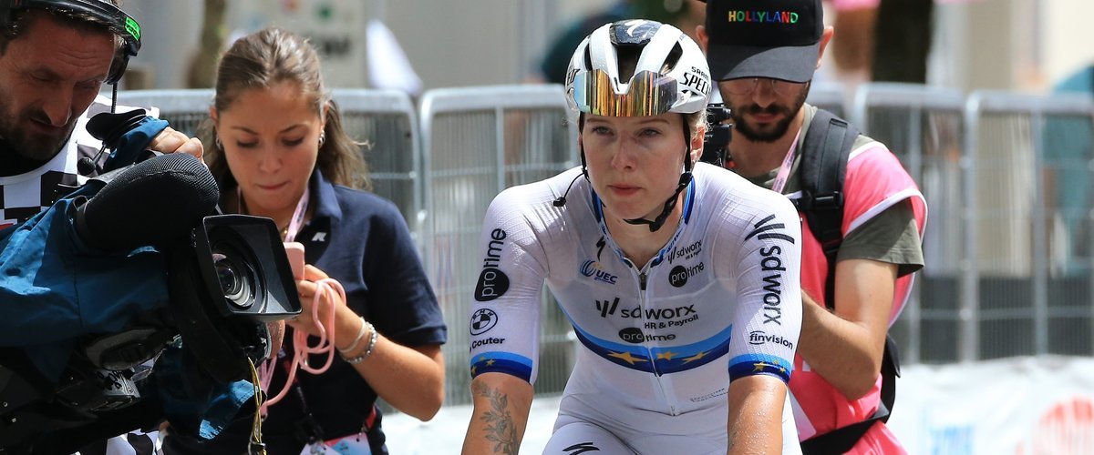 Tour de France Femmes : Wiebes gagne au sprint, Vollering victime d'une chute