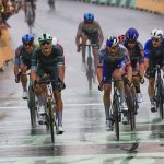 Tour de France : Jonathan Milan remporte la 17e étape sous la pluie
