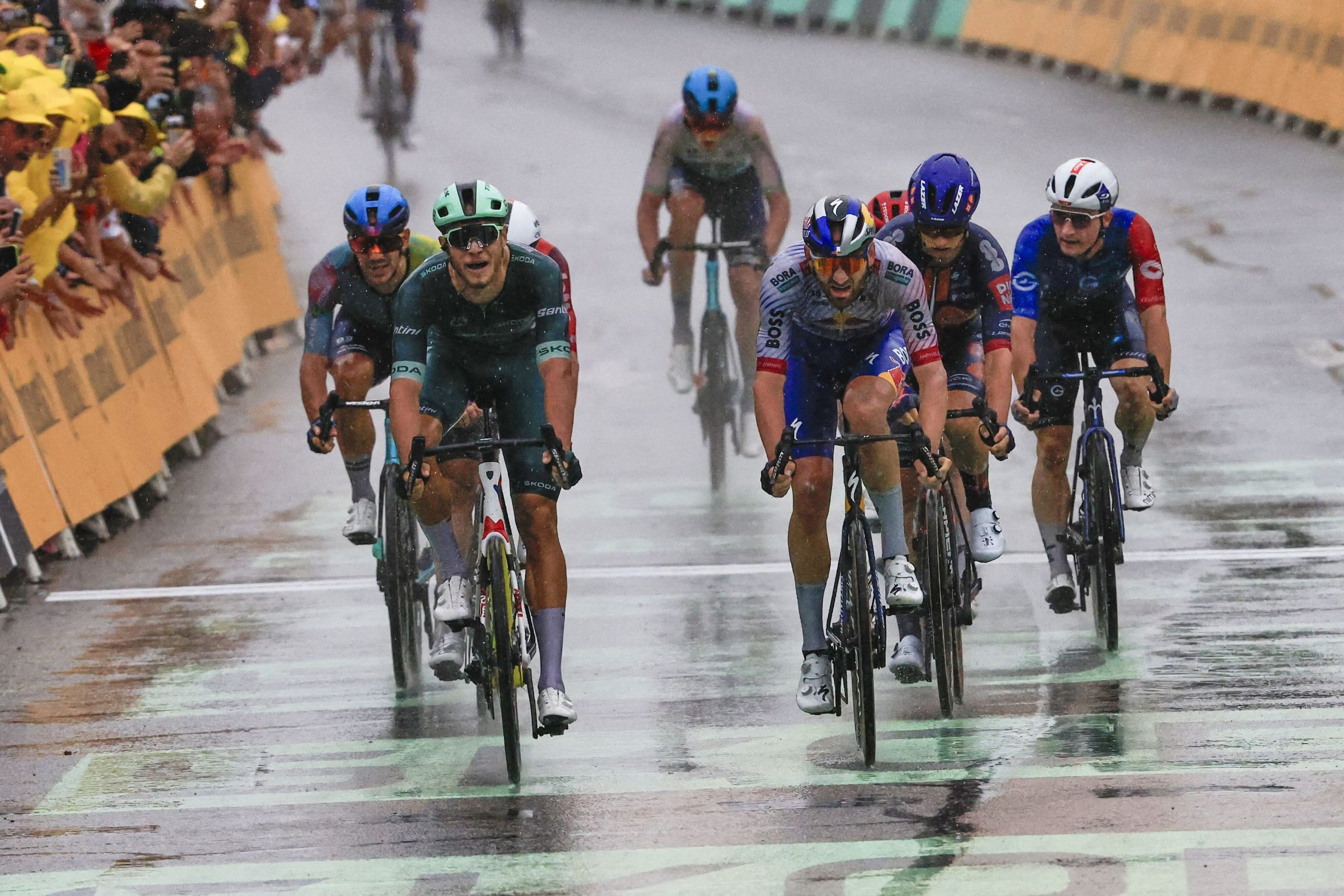 Tour de France : Jonathan Milan remporte la 17e étape sous la pluie