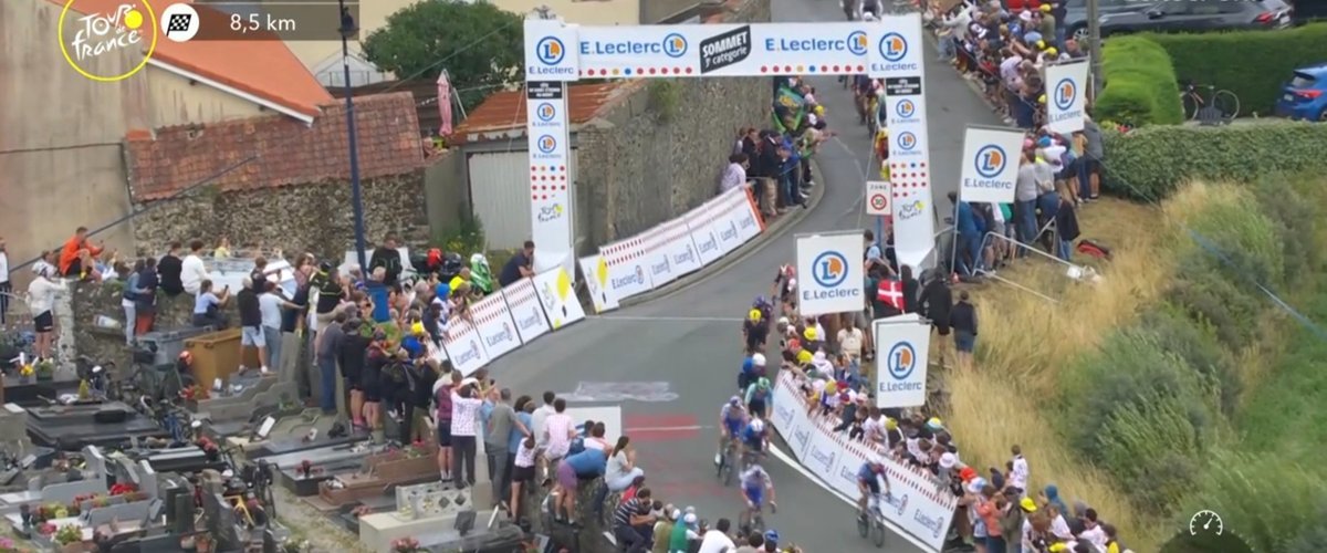 Tour de France : Spectateurs montent sur des tombes pour mieux voir la course
