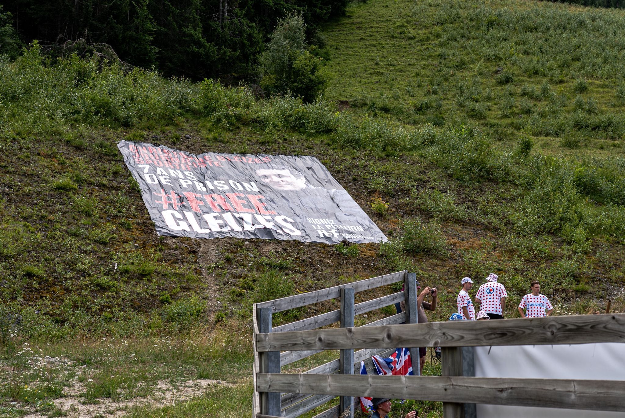 Tour de France : une banderole pour la libération du journaliste Christophe Gleizes