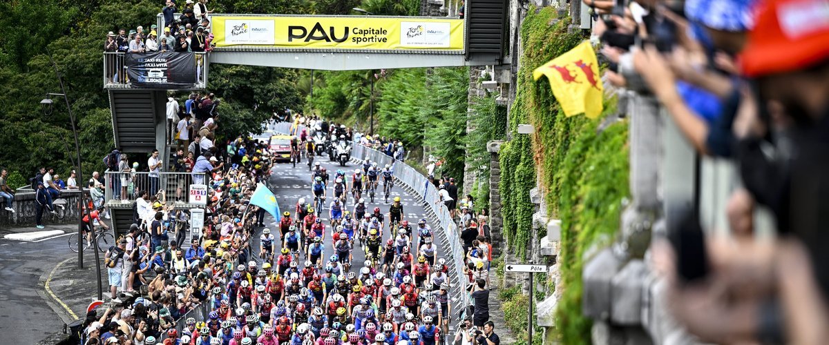 Une femme enceinte accouche après avoir été bloquée par le Tour de France à Pau