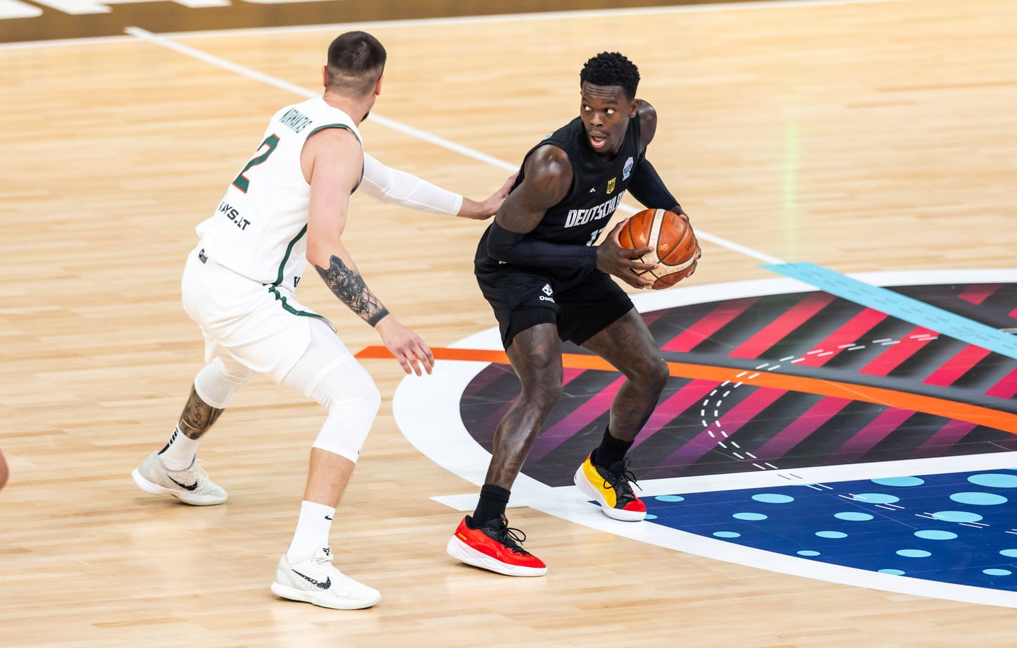 Eurobasket 2025 : Dennis Schröder dénonce des insultes racistes en Lituanie