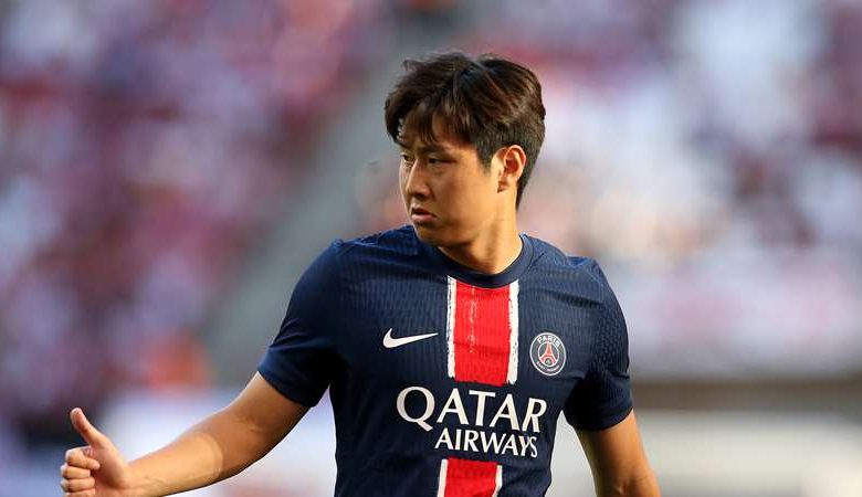 Lee Kang-in lors d'une conférence de presse