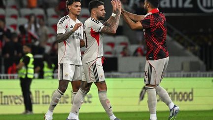 Le défenseur de Benfica Nicolas Otamendi célèbre après la victoire face à Nice au stade Allianz Riviera de Nice