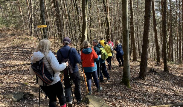 Franck Bene propose des séances de marche nordique ouvertes à tous, peu importent les niveaux, à Oberbronn, Mietesheim et Imbsheim.