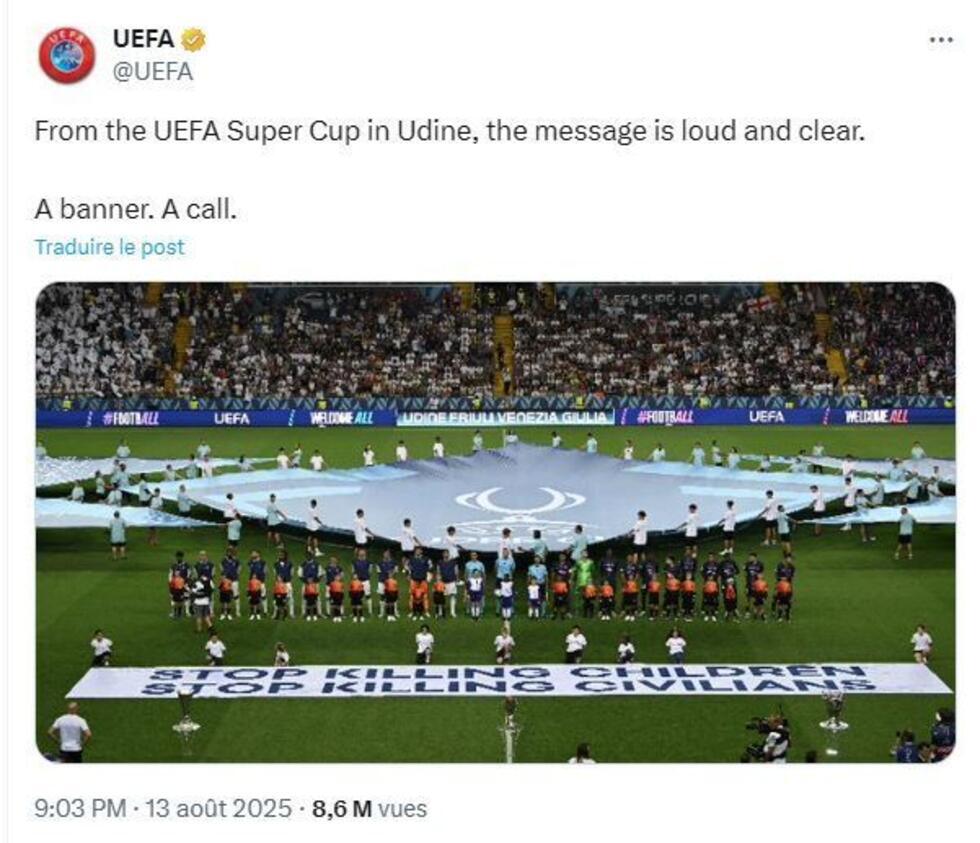 Banderole déployée avant la Supercoupe de l'UEFA avec le message en anglais : 'Arrêtez de tuer les enfants. Arrêtez de tuer les civils.'