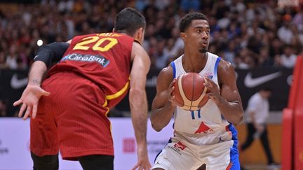 Théo Maledon lors de la rencontre entre la France et l'Espagne, en match préparatoire à l'Euro 2025, à Barcelone, le 14 août 2025.
