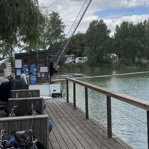 Paddle, wakeskate, wakeboard, ski nautique et kneeboard — le téléski nautique de Bram propose un large choix d’activités à venir découvrir