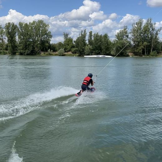 Nous avons testé le kneeboard, une planche où il faut se mettre à genoux, parfait pour une initiation à la glisse