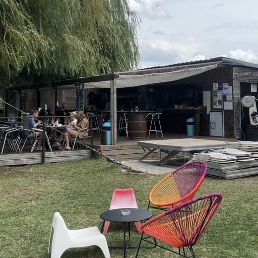 Un lieu de détente et de convivialité pour profiter de la fraîcheur du lac