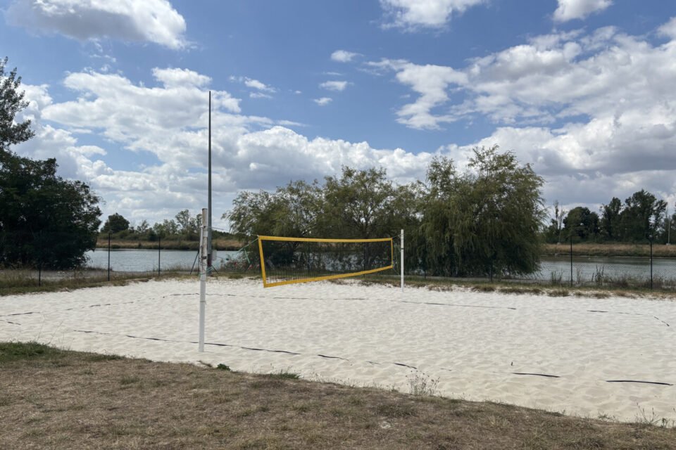 Terrain de volleyball et ambiance à Muret Plage