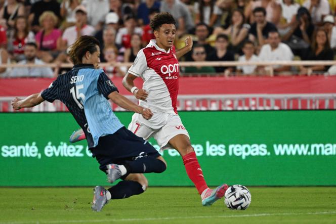 Le Monégasque Eliesse Ben Seghir et Ayumu Seko au Stade Louis-II à Monaco, le 16 août 2025