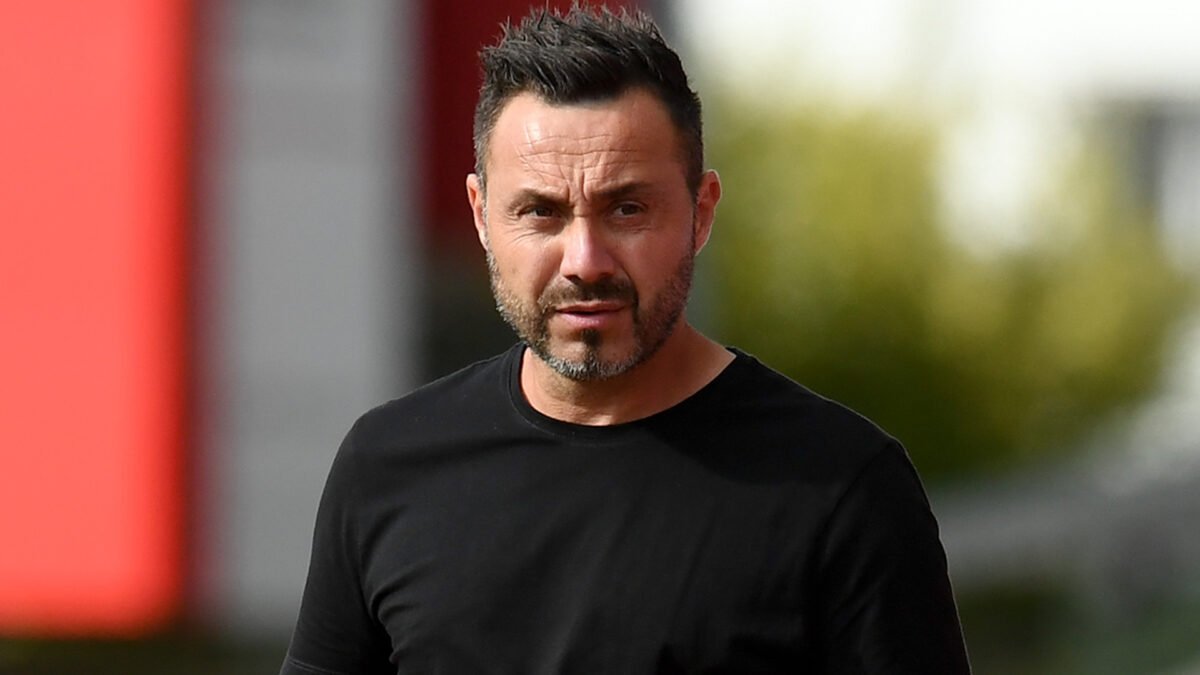 Roberto De Zerbi s’adressant à son vestiaire après la défaite à Rennes