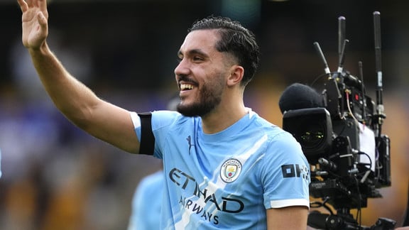 Rayan Cherki célébrant son premier but avec Manchester City en Premier League