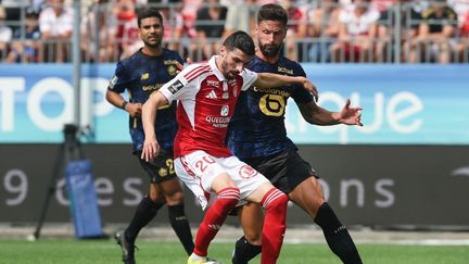 Olivier Giroud en action lors du match Brest-Lille en Ligue 1