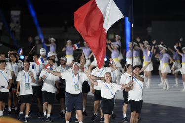 Léa Labrousse et Victor Crouin, porte-drapeau de la délégation française en Chine