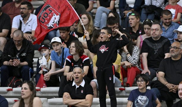 Le public du LOU, familial répond toujours présent pour encourager son équipe.