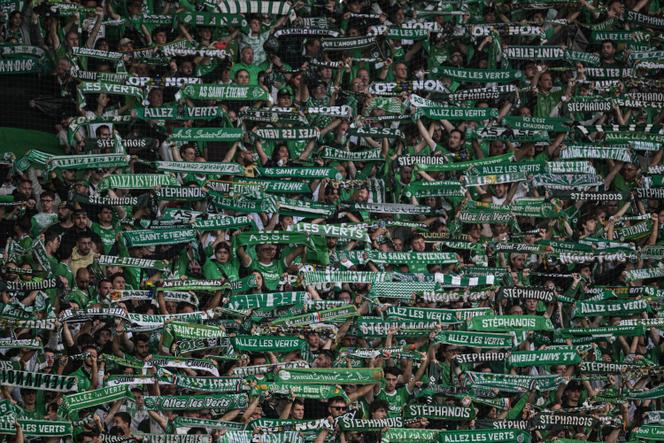 Des supporteurs de l’équipe de Saint-Étienne lors d’un match contre Toulouse au stade Geoffroy-Guichard