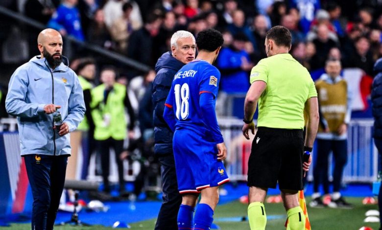 Didier Deschamps entouré de Warren Zaïre-Emery