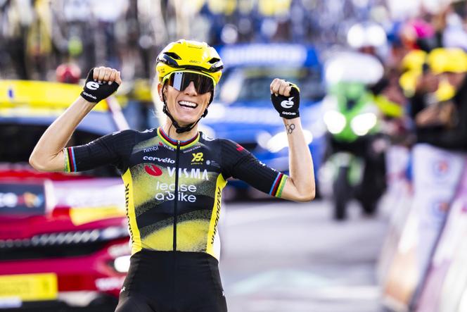 Pauline Ferrand-Prévot, de l'équipe Visma-Lease a Bike, franchissant la ligne d'arrivée de la 8ᵉ étape du Tour de France Femmes le 2 août 2025