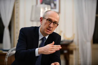 Des jeunes pom-pom girls en action lors d'un échauffement
