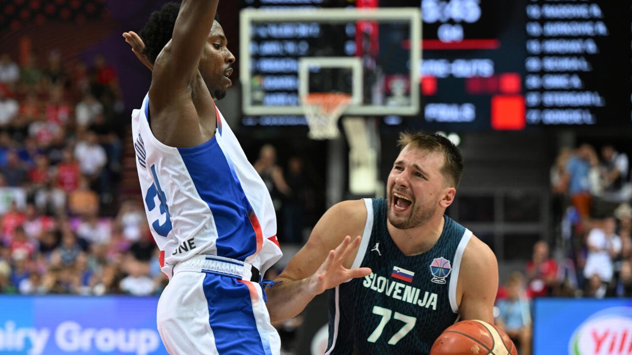 La star slovène Luka Doncic se joue de l'intérieur français Jaylen Hoard à Katowice