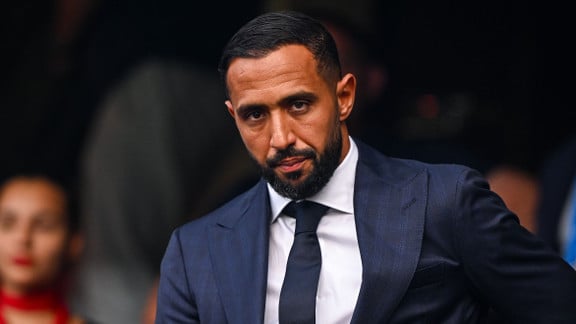 Arthur Vermeeren arrivé à Marseille, entouré par les représentants de l’OM