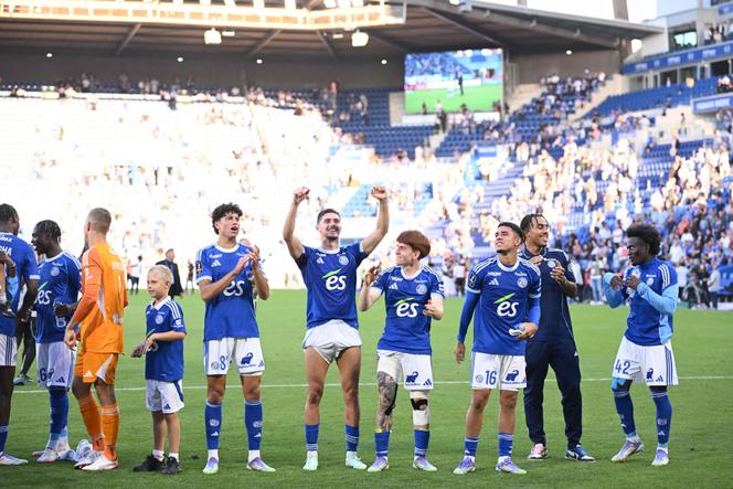 Les joueurs de Strasbourg à la fin du match de Ligue 1 contre le FC Nantes, au stade de la Meinau, le 24 août 2025.