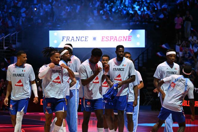 Les joueurs de l’équipe de France de basket arrivent sur le terrain pour une séance d’échauffement avant le match de préparation à l’Euro 2025, face à l’Espagne, à l’Accor Arena de Paris, le 16 août 2025.