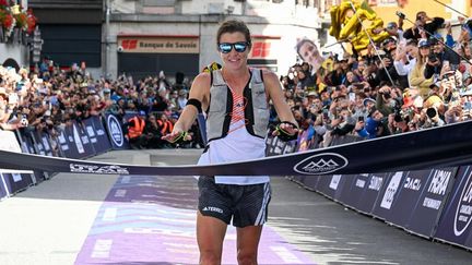 Ruth Croft franchit la ligne d’arrivée sur l’UTMB