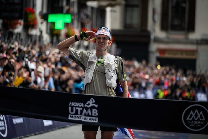 Tom Evans à l’arrivée de l’UTMB 2025 à Chamonix