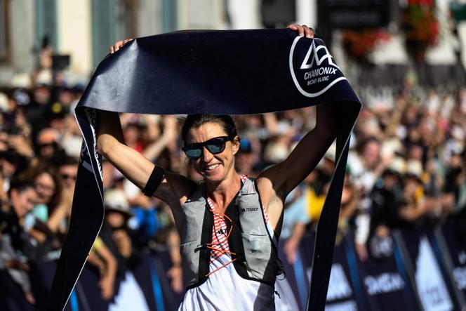Ruth Croft à l’arrivée de l’UTMB 2025 à Chamonix