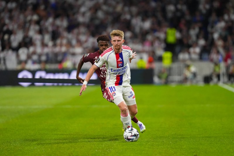 Illustration du duel OL-OM avec une image de jeu en action