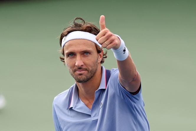 Arthur Rinderknech célèbre sa victoire sur l’Espagnol Alejandro Davidovich Fokina au deuxième tour de l’US Open, le 27 août 2025.