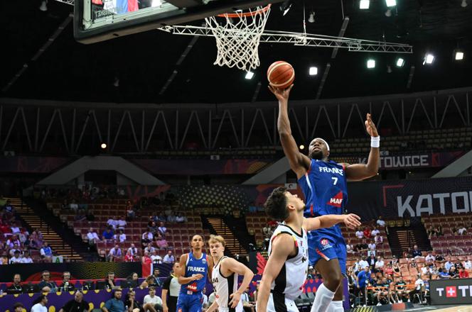 Guerschon Yabusele avec le ballon lors de l’ouverture de l’Euro 2025