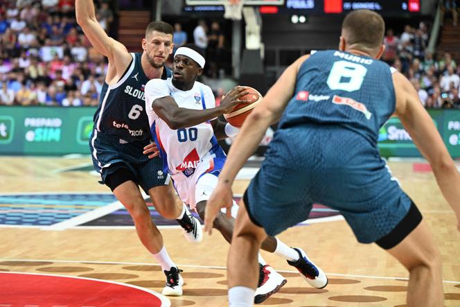 Sylvain Francisco marque pendant la rencontre France-Slovénie à l’Euro 2025