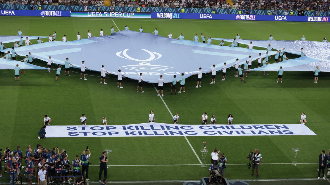 L'UEFA déploie une banderole pour sensibiliser au sort des enfants en zone de conflit